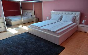 Nomi Central Apartment